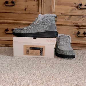 Hey dudes, brand new size 9. Womens